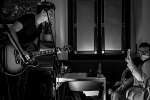 luca sammartino e i fenomeni live acustico babila hostel & bistrot milano